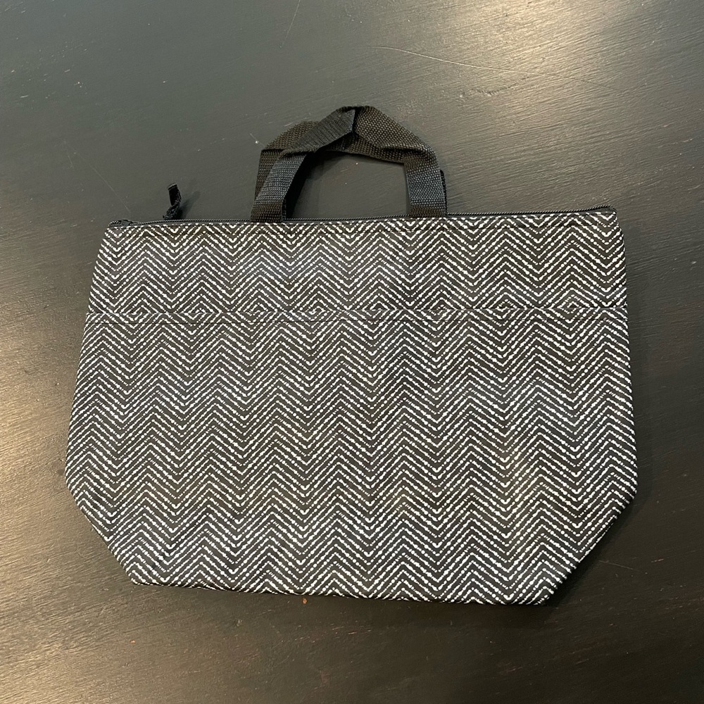 NEW Black and White Herringbone Pattern Cooler Tote - Picture 3 of 9